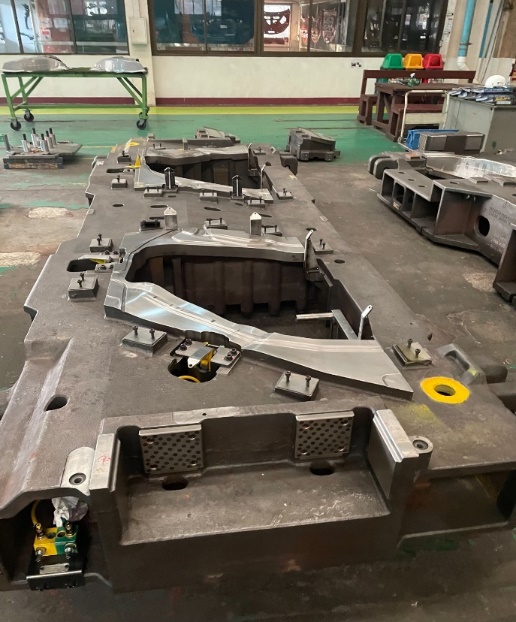 Large machined die body